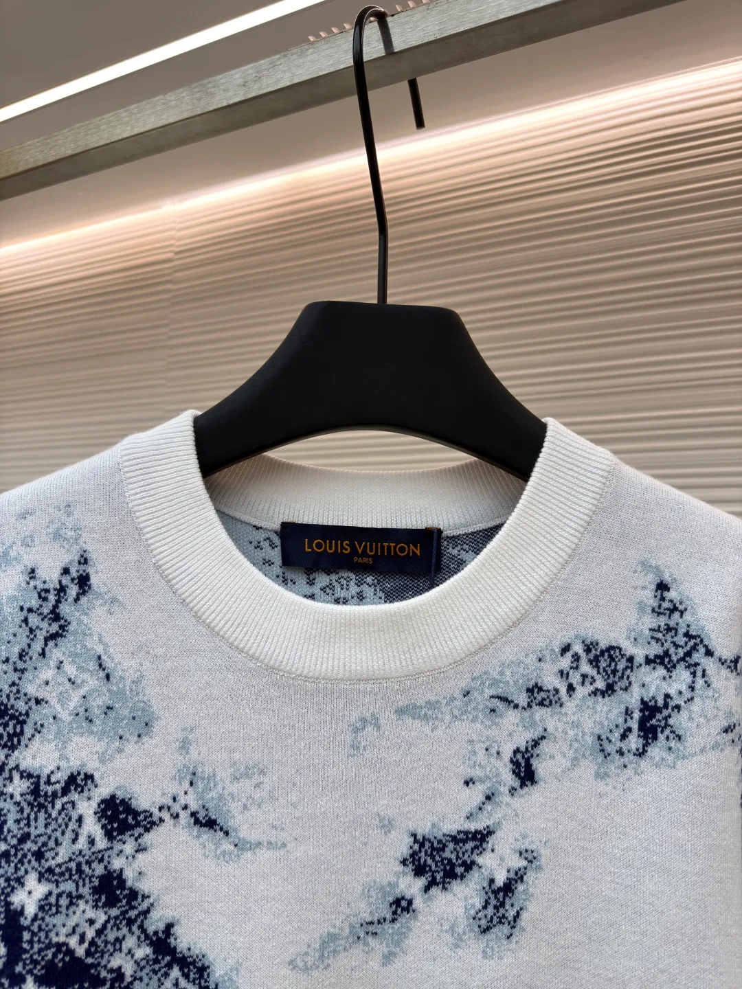 LOUIS VUITTON blue and white gradient sweater ●Authentic product: 10200 purchased and developed ●Item number: 1680943-B25 ●Fabric: sweater fabric ●Technology: tie-dye production ●Version: fitted version ●Weight: about 465 grams ●Size: XS-S-M-L ●Description: Using 14-needle computerized flat knitting needles, the needle path density is small. To restore the perfect effect of the original version, it is extremely difficult to develop a higher version, and the time cost and development cost are greatly increased. In order to give the pattern a bleached tie-dye effect, it is cleverly presented through the jacquard process. We use manual reference to the original It took 65 days to count the patterns manually, and 975,946 pinholes were manually counted. The patterns, every flower, every color, are truly perfect and full of details. The wool material is made of 100% (fully combed) cotton yarn, and the color effect is as high as 95% or more. The overall workmanship is very complicated. The embroidery is made with heat-capacitive glue, which needs to be ironed to ensure quality. The checkerboard pattern needs to be positioned correctly, so it is very fast. Each process of the entire garment is slow and time-consuming.